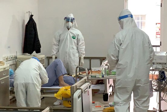 Thêm 2 người nghi nhiễm COVID-19, trong đó có F1 của nữ nhân viên ngân hàng