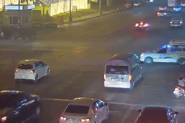 CLIP: Múa quạt chặn đầu ô tô giữa đêm, thanh niên bị người đàn ông lao vào đấm túi bụi-1