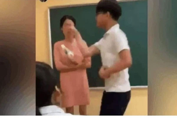 Vụ tát giáo viên trên bục giảng: Gia đình khó khăn, nam sinh có biểu hiện trầm cảm nên đã được tiếp tục đi học-2