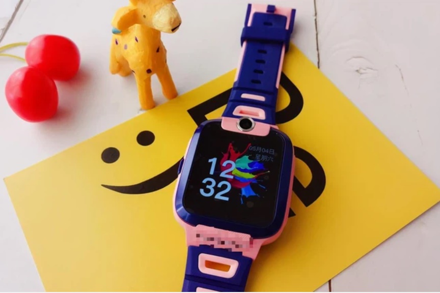 Con đi học về chỉ chăm chăm nhìn vào đồng hồ định vị rồi cười tủm tỉm, mẹ lén xem thì phát hiện sự thật động trời-2