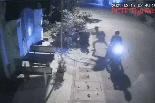 CLIP: Thanh niên giả vờ xem thuốc sinh lý rồi bất ngờ bỏ chạy, phản ứng của cô bán hàng mới hài-1