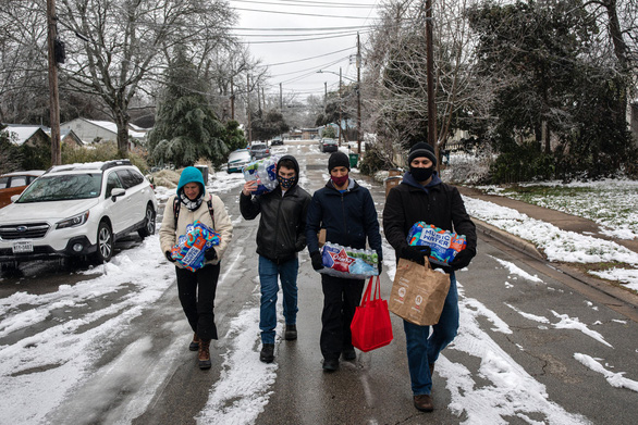 Chưa hết nỗi khổ vạn vật hóa đá, người dân Texas lại khốn đốn vì mất nước và lương thực cạn kiệt, nhìn loạt ảnh mới thấy cùng cực thế nào-12