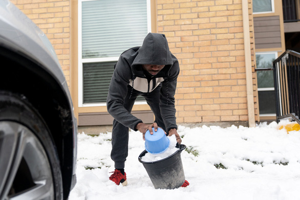 Chưa hết nỗi khổ vạn vật hóa đá, người dân Texas lại khốn đốn vì mất nước và lương thực cạn kiệt, nhìn loạt ảnh mới thấy cùng cực thế nào-13