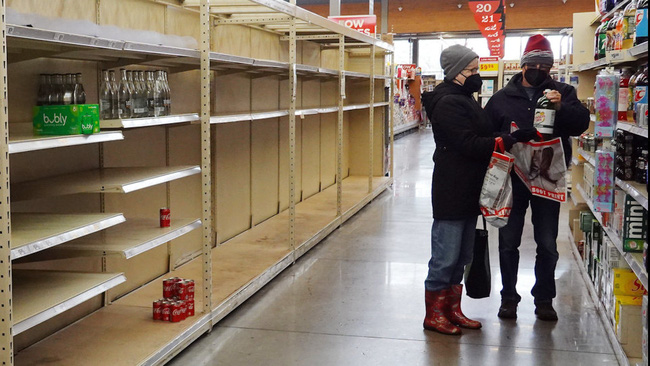 Chưa hết nỗi khổ vạn vật hóa đá, người dân Texas lại khốn đốn vì mất nước và lương thực cạn kiệt, nhìn loạt ảnh mới thấy cùng cực thế nào-7