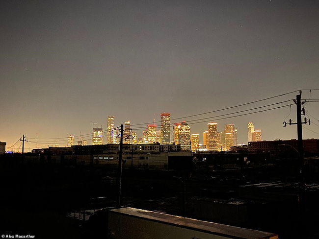 Chưa hết nỗi khổ vạn vật hóa đá, người dân Texas lại khốn đốn vì mất nước và lương thực cạn kiệt, nhìn loạt ảnh mới thấy cùng cực thế nào-1