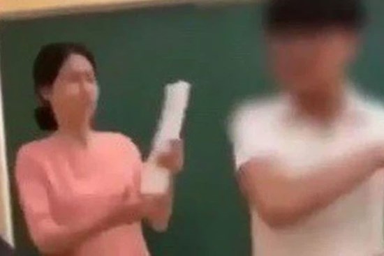 Vụ tát giáo viên trên bục giảng: Gia đình khó khăn, nam sinh có biểu hiện trầm cảm nên đã được tiếp tục đi học