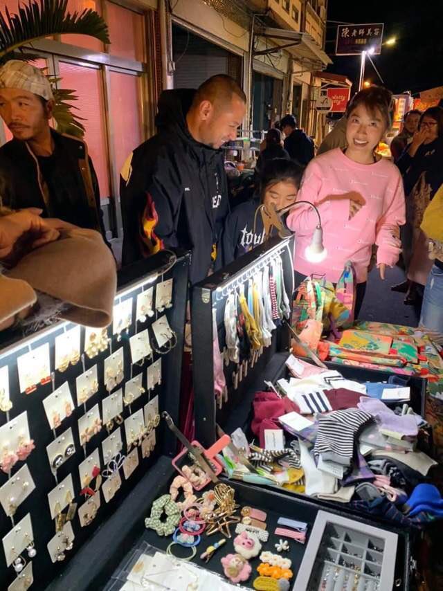 Tài tử Diệp Vấn bỏ nghề diễn, phải cùng bạn gái bán gà ở chợ đêm kiếm sống-6