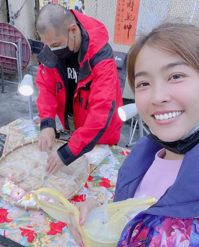 Tài tử Diệp Vấn bỏ nghề diễn, phải cùng bạn gái bán gà ở chợ đêm kiếm sống-7