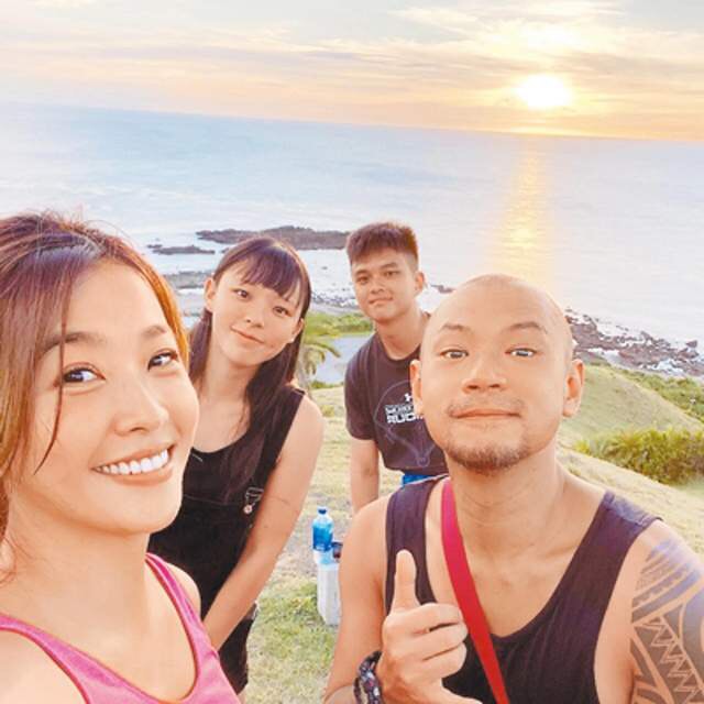 Tài tử Diệp Vấn bỏ nghề diễn, phải cùng bạn gái bán gà ở chợ đêm kiếm sống-8