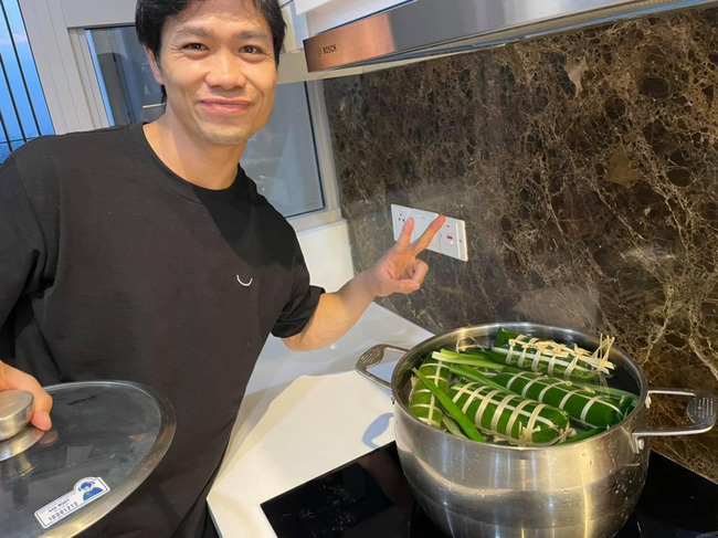 Vừa được khen gói bánh đẹp hôm trước, Công Phượng lại khiến fan ghen tị vì khéo tiết lộ vợ đảm đang, lo Tết cho cả 2 bên gia đình-2