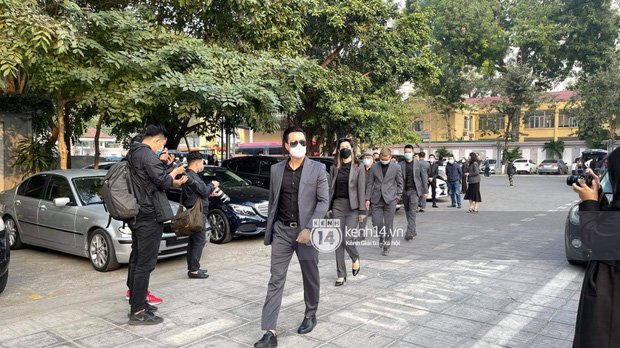 Tang lễ cố NSND Hoàng Dũng: NS Xuân Bắc - Huỳnh Anh cùng nhiều đồng nghiệp đến viếng, linh cữu được đưa đi an táng-10