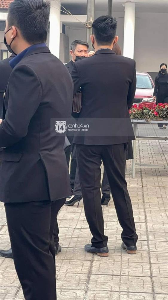 Tang lễ cố NSND Hoàng Dũng: NS Xuân Bắc - Huỳnh Anh cùng nhiều đồng nghiệp đến viếng, linh cữu được đưa đi an táng-23