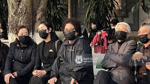 Tang lễ cố NSND Hoàng Dũng: NS Xuân Bắc - Huỳnh Anh cùng nhiều đồng nghiệp đến viếng, linh cữu được đưa đi an táng-28