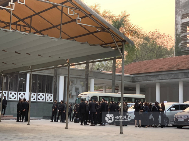 Tang lễ cố NSND Hoàng Dũng: NS Xuân Bắc - Huỳnh Anh cùng nhiều đồng nghiệp đến viếng, linh cữu được đưa đi an táng-29