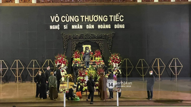 Tang lễ cố NSND Hoàng Dũng: NS Xuân Bắc - Huỳnh Anh cùng nhiều đồng nghiệp đến viếng, linh cữu được đưa đi an táng-30