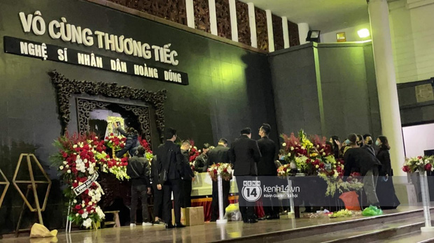 Tang lễ cố NSND Hoàng Dũng: NS Xuân Bắc - Huỳnh Anh cùng nhiều đồng nghiệp đến viếng, linh cữu được đưa đi an táng-31