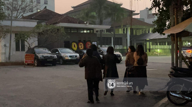 Tang lễ cố NSND Hoàng Dũng: NS Xuân Bắc - Huỳnh Anh cùng nhiều đồng nghiệp đến viếng, linh cữu được đưa đi an táng-32