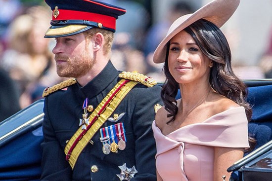 Vợ chồng Meghan Markle chính thức từ bỏ hoàng gia, bị lấy lại toàn bộ tước vị danh dự và quyền bảo trợ
