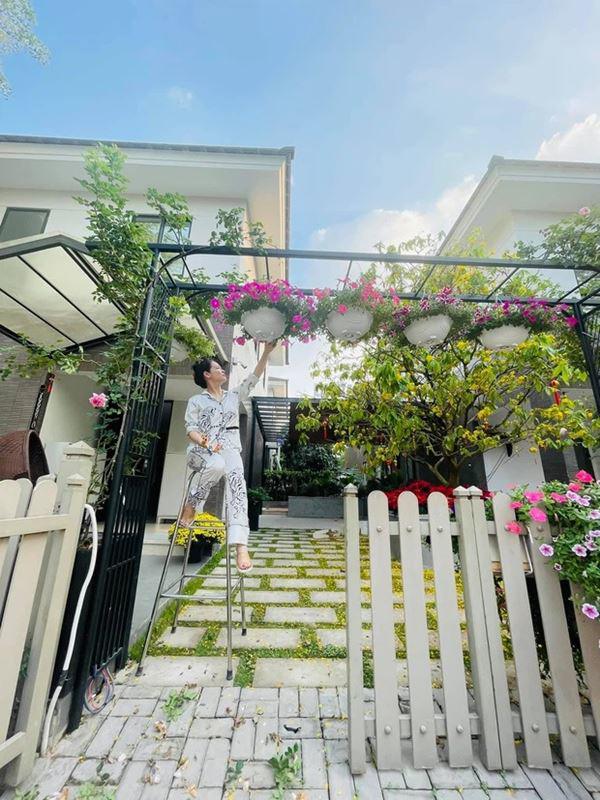 Bên trong biệt thự 20 tỷ của Nhật Kim Anh, hoa trải từ ngõ vào nhà, cây hơn nửa tỷ-1