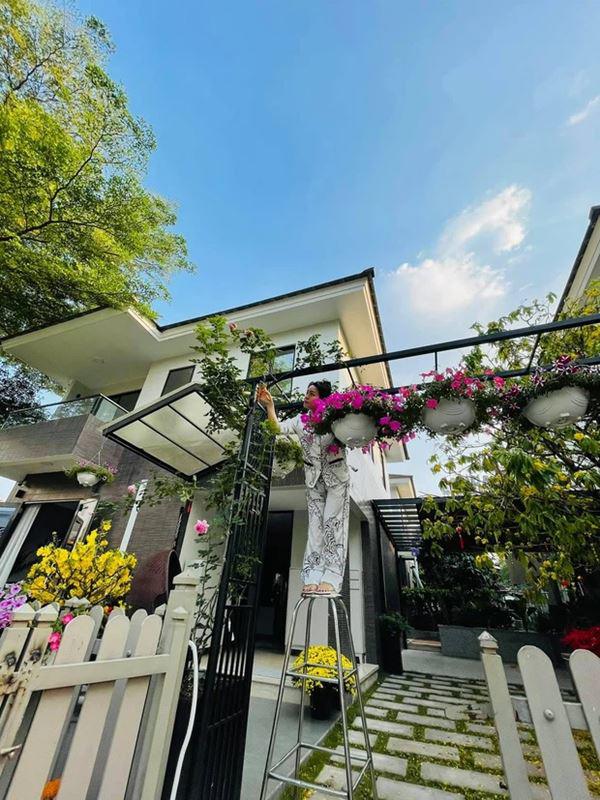 Bên trong biệt thự 20 tỷ của Nhật Kim Anh, hoa trải từ ngõ vào nhà, cây hơn nửa tỷ-2