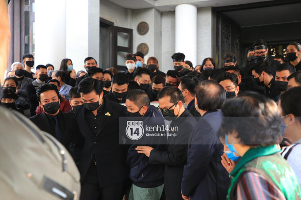 Tang lễ cố NSND Hoàng Dũng: NS Xuân Bắc - Huỳnh Anh cùng nhiều đồng nghiệp đến viếng, linh cữu được đưa đi an táng-3