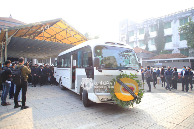 Tang lễ cố NSND Hoàng Dũng: NS Xuân Bắc - Huỳnh Anh cùng nhiều đồng nghiệp đến viếng, linh cữu được đưa đi an táng-1