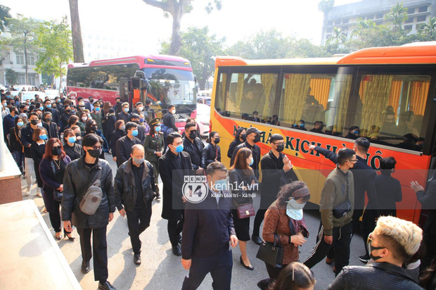 Tang lễ cố NSND Hoàng Dũng: NS Xuân Bắc - Huỳnh Anh cùng nhiều đồng nghiệp đến viếng, linh cữu được đưa đi an táng-5