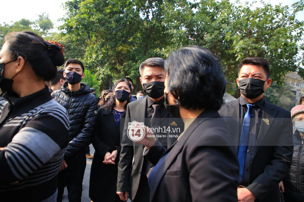 Tang lễ cố NSND Hoàng Dũng: NS Xuân Bắc - Huỳnh Anh cùng nhiều đồng nghiệp đến viếng, linh cữu được đưa đi an táng-4