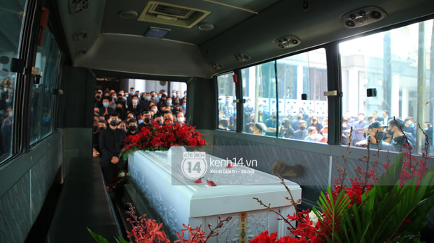 Tang lễ cố NSND Hoàng Dũng: NS Xuân Bắc - Huỳnh Anh cùng nhiều đồng nghiệp đến viếng, linh cữu được đưa đi an táng-6