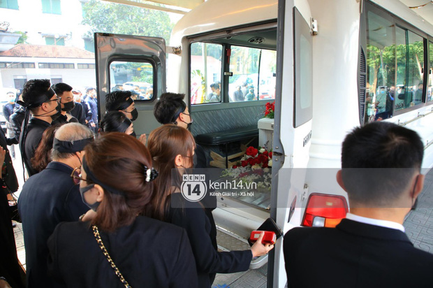 Tang lễ cố NSND Hoàng Dũng: NS Xuân Bắc - Huỳnh Anh cùng nhiều đồng nghiệp đến viếng, linh cữu được đưa đi an táng-7