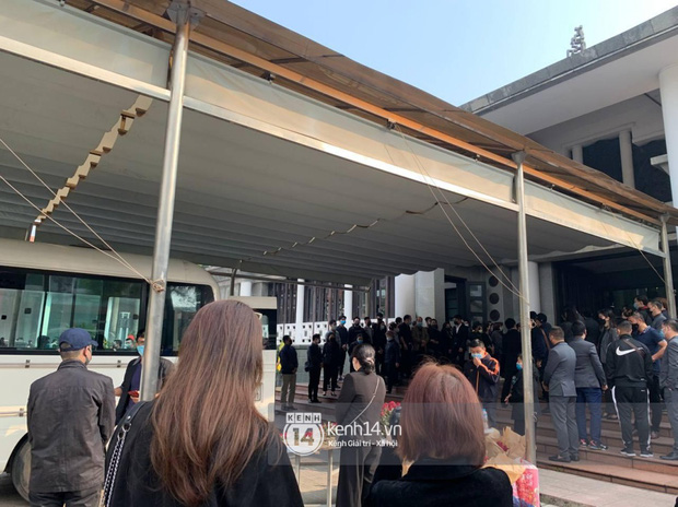 Tang lễ cố NSND Hoàng Dũng: NS Xuân Bắc - Huỳnh Anh cùng nhiều đồng nghiệp đến viếng, linh cữu được đưa đi an táng-8