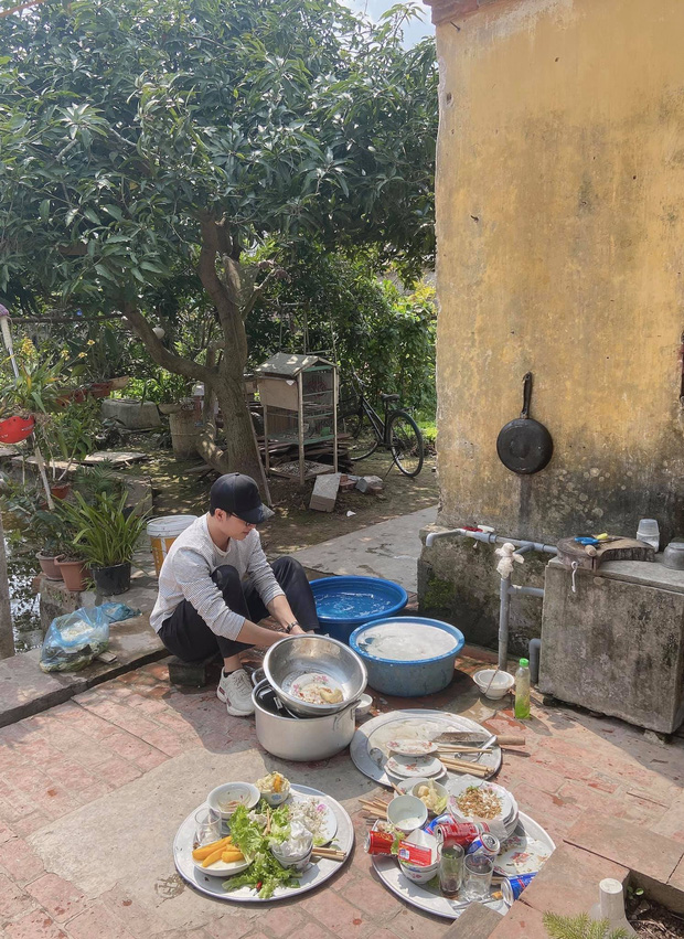 29 tuổi chưa có bồ, nam thanh niên bị phụ huynh bắt rửa cả núi bát một mình-1