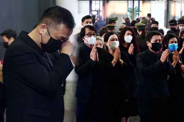 Người vợ tào khang đứng không vững, 2 con trai cúi đầu tiễn đưa NSND Hoàng Dũng về nơi an nghỉ cuối cùng-8