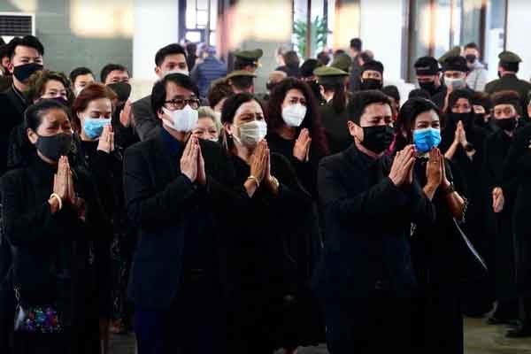 Bên trong lễ tang NSND Hoàng Dũng: Giới nghệ sĩ nghẹn ngào, mắt đỏ hoe trong giờ phút tiễn đưa linh cữu về nơi an nghỉ-1