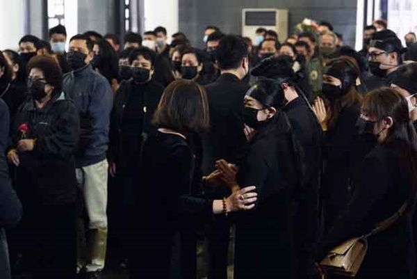 Bên trong lễ tang NSND Hoàng Dũng: Giới nghệ sĩ nghẹn ngào, mắt đỏ hoe trong giờ phút tiễn đưa linh cữu về nơi an nghỉ-3