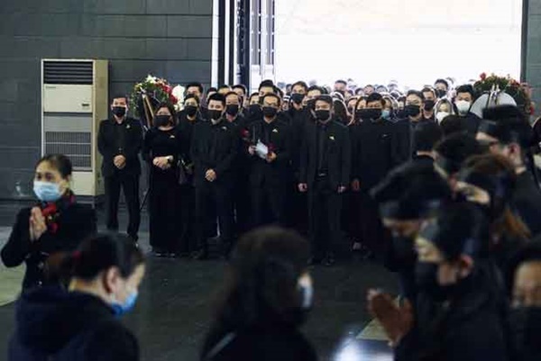 Bên trong lễ tang NSND Hoàng Dũng: Giới nghệ sĩ nghẹn ngào, mắt đỏ hoe trong giờ phút tiễn đưa linh cữu về nơi an nghỉ-4