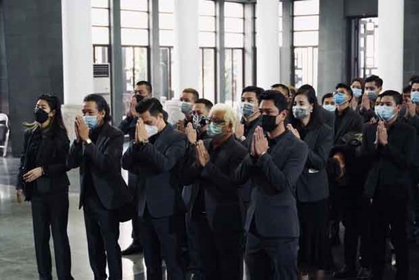 Bên trong lễ tang NSND Hoàng Dũng: Giới nghệ sĩ nghẹn ngào, mắt đỏ hoe trong giờ phút tiễn đưa linh cữu về nơi an nghỉ-5