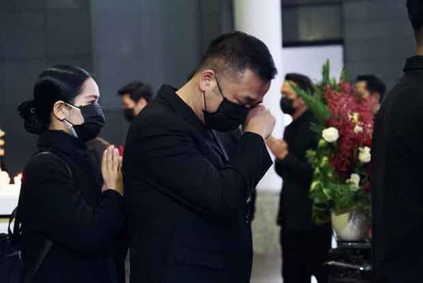 Bên trong lễ tang NSND Hoàng Dũng: Giới nghệ sĩ nghẹn ngào, mắt đỏ hoe trong giờ phút tiễn đưa linh cữu về nơi an nghỉ-6