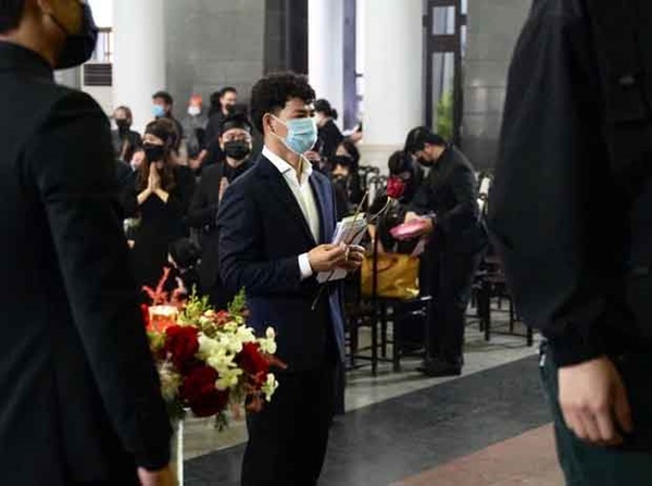 Bên trong lễ tang NSND Hoàng Dũng: Giới nghệ sĩ nghẹn ngào, mắt đỏ hoe trong giờ phút tiễn đưa linh cữu về nơi an nghỉ-8