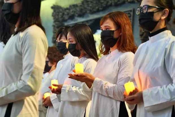 Bên trong lễ tang NSND Hoàng Dũng: Giới nghệ sĩ nghẹn ngào, mắt đỏ hoe trong giờ phút tiễn đưa linh cữu về nơi an nghỉ-11