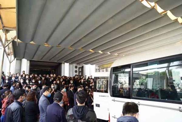 Bên trong lễ tang NSND Hoàng Dũng: Giới nghệ sĩ nghẹn ngào, mắt đỏ hoe trong giờ phút tiễn đưa linh cữu về nơi an nghỉ-13