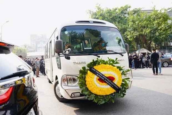 Bên trong lễ tang NSND Hoàng Dũng: Giới nghệ sĩ nghẹn ngào, mắt đỏ hoe trong giờ phút tiễn đưa linh cữu về nơi an nghỉ-14