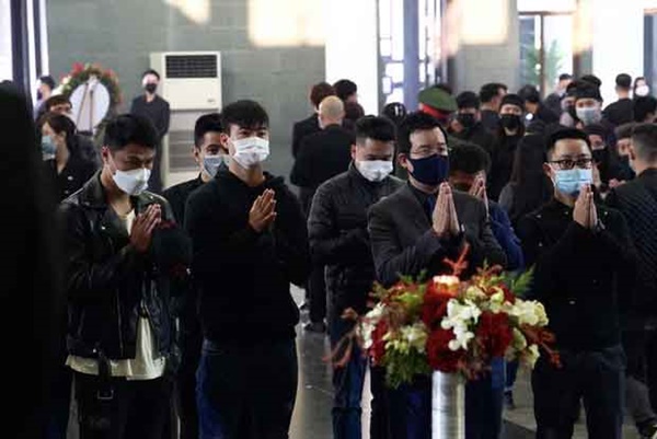 Bên trong lễ tang NSND Hoàng Dũng: Giới nghệ sĩ nghẹn ngào, mắt đỏ hoe trong giờ phút tiễn đưa linh cữu về nơi an nghỉ-9