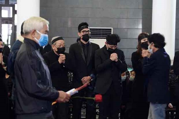 Người vợ tào khang đứng không vững, 2 con trai cúi đầu tiễn đưa NSND Hoàng Dũng về nơi an nghỉ cuối cùng-4