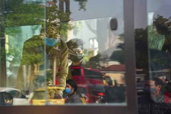 Người vợ tào khang đứng không vững, 2 con trai cúi đầu tiễn đưa NSND Hoàng Dũng về nơi an nghỉ cuối cùng-6