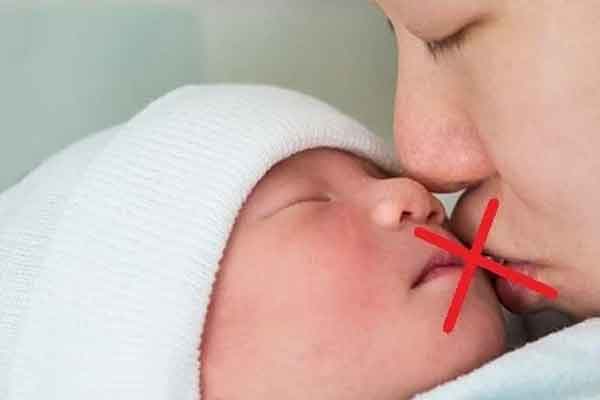 Bà mẹ gần như trầm cảm vì con cứ ngủ 30 phút lại dậy, cho con đi khám thì vui mừng khi nghe lời tư vấn của bác sĩ-4