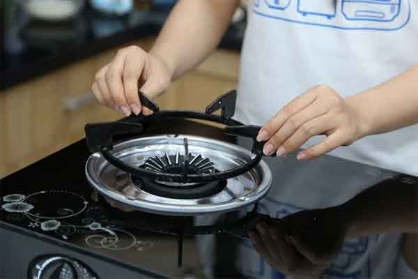 Kiềng bếp gas bám đầy mỡ đem ngâm trong thứ nước này chỉ 20 phút là sạch bong-1