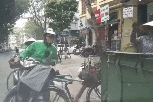 Anh Grab lì xì cô đồng nát 50 nghìn bị từ chối, hành động sau đó khiến tất cả bất ngờ-1