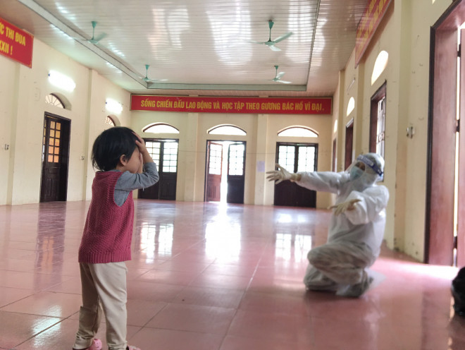 Cẩm Giàng: Nữ y tá cách con 30m trong tâm dịch, nghe tiếng con khóc xé ruột gan mà không thể chạm vào-5