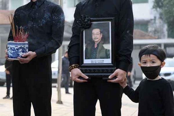 Xót xa hình ảnh cháu đích tôn không rời di ảnh, tiễn đưa ông nội Hoàng Dũng về nơi đất mẹ-1